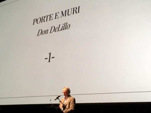 Don DeLillo tiene il suo intervento su Michelangelo Antonioni all'auditorium di Roma, il 22 ottobre 2016. La fotografia è stata raccolta su Web ed è opera di uno scrittore che non sono io